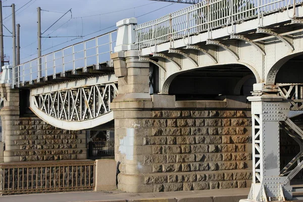 Primer Plano Los Soportes Laterales Del Puente Ferroviario Doble Vía —  Fotos de Stock