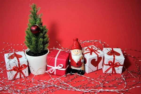 Vánoční Prapor Červenými Bílými Dárkovými Krabicemi Santa Claus Vánoční Stromeček — Stock fotografie