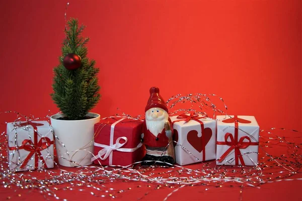 Vánoční Prapor Červenými Bílými Dárkovými Krabicemi Santa Claus Vánoční Stromeček — Stock fotografie
