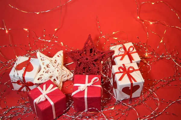 Vánoční Prapor Červenými Bílými Hvězdami Nití Červené Bílé Dárkové Krabice — Stock fotografie