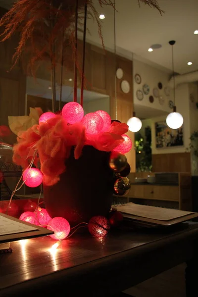 Крупный План Рождественского Декора Виде Светящихся Красных Шаров Вечернем Кафе — стоковое фото