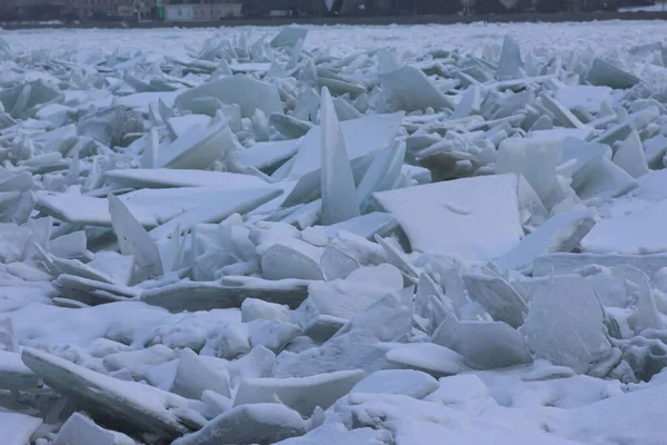 Primo Piano Dei Gobbi Ghiaccio Sul Fiume Vicino All Argine — Foto Stock