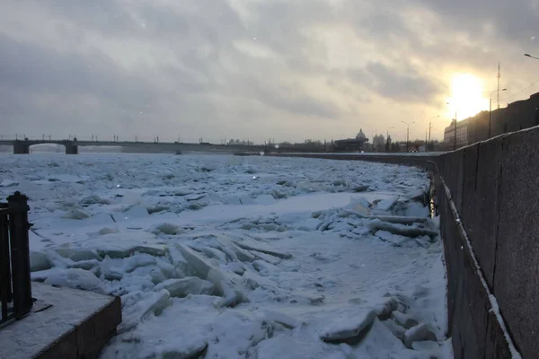 Ледяные Хаммоки Реке Городе Рядом Набережной Облачный День Закате Качестве — стоковое фото