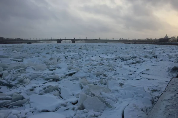 Πάγος Hummocks Στο Ποτάμι Στην Πόλη Κοντά Στην Προκυμαία Μια — Φωτογραφία Αρχείου