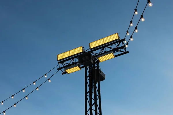 Lantaarn Van Verlichting Bloemenslinger Met Gloeiende Bollen Achtergrond Van Avond — Stockfoto