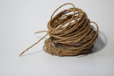 Beyaz arkaplanda bir rulo kraft sicimin yakın plan görüntüsü 