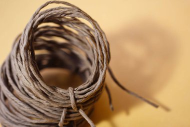 Temalı bir pankart için izole edilmiş açık bej bir arkaplan üzerindeki Kraft sicim rulosunun (en üstteki görünüm) yakın plan görüntüsü