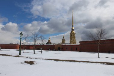 St. Petersburg, Rusya - 16 Nisan 2017. Güneşli bir günde, kar kaplı Kryukov Kanal setinden Peter ve Paul Katedrali manzarası 