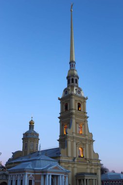St. Petersburg, Rusya - 4 Şubat 2015. Peter ve Paul Katedrali ve Sobornaya Meydanı kış sabahı aydınlandı