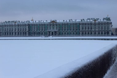 St. Petersburg, Rusya - 13 Ocak 2015. Münzevi manzarası ve Vasilevsky Adası 'ndan karla kaplı Neva bulutlu bir kış gününde
