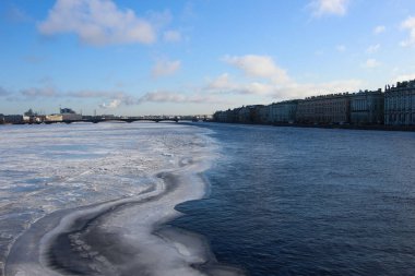 Nehrin su yolu ve buz kenarı, köprüden nehir yatağına ve setin manzarası.