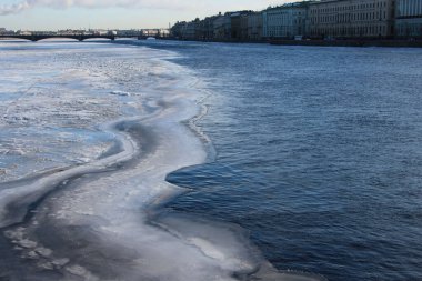 Nehrin su yolu ve buz kenarı, köprüden nehir yatağına ve setin manzarası.