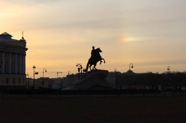 St. Petersburg, Rusya - 23 Mart 2016. Büyük Peter Anıtı 'nın (Bronz Süvari) silueti turuncu günbatımı gökyüzünün arka planında