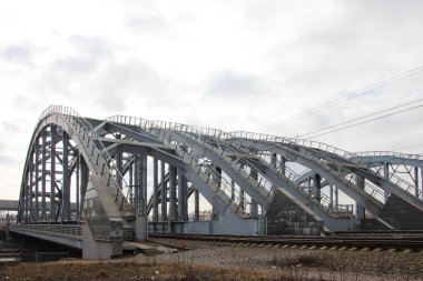 Bir grup demiryolu köprüsünün kemerli açıklıklarına yakın çekim. Demiryolu yatağının manzarası. (