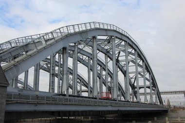 Bir grup demiryolu köprüsünün kemerli açıklıklarına yakın çekim