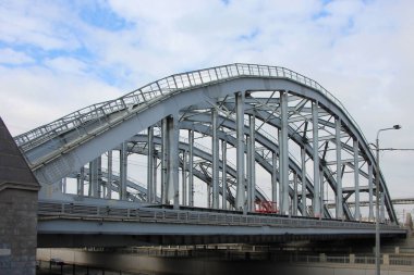 Bir grup demiryolu köprüsünün kemerli açıklıklarına yakın çekim