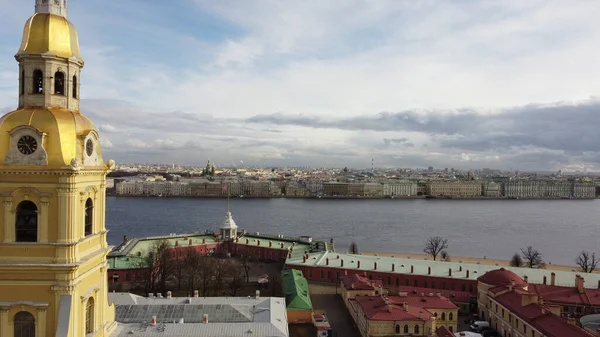 俄罗斯圣彼得堡 2020年4月2日 从大教堂钟楼俯瞰涅瓦河和彼得和保罗要塞的纳里什金堡垒 — 图库照片