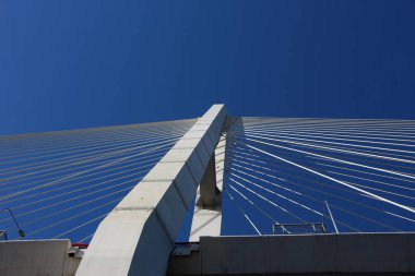 Kablolu köprünün direği ve tematik bayrak için kablo gökyüzünde kalır.