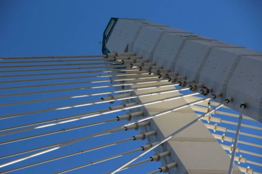 Kabloların bağlandığı yerde, kablo destekli köprü direğinin bir parçasına yakın plan.