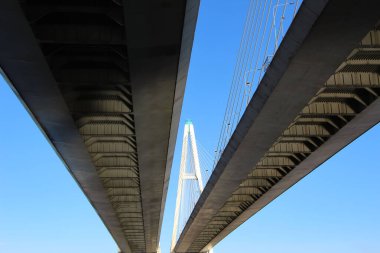 Kablo destekli köprü otobanının iki izinin altından gökyüzü arkaplanına doğru bak