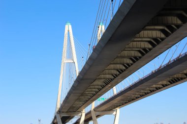 Kablo destekli köprü otobanının iki izinin altından gökyüzü arkaplanına doğru bak