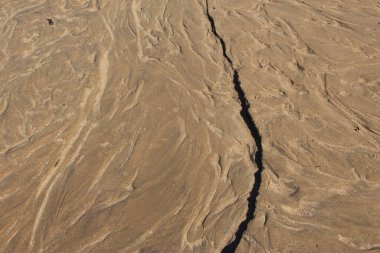 Körfezdeki eriyen buz akıntılarının kumdaki ayak izleri doğal bir arkaplan için.