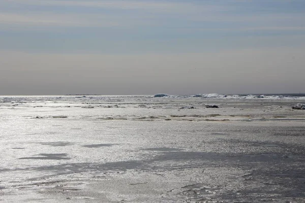 Bucht Mit Eisschollen Und Der Sonne Gleißendes Wasser Vom Gegenlicht — Stockfoto