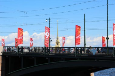 St. Petersburg, Rusya - 9 Mayıs 2021. Peter ve Paul Katedrali, borsa köprüsündeki kırmızı bayraklar, 