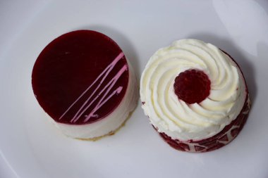 Burgundy ve beyaz yuvarlak pastaların yakın plan çekimi. Keklerin rengi