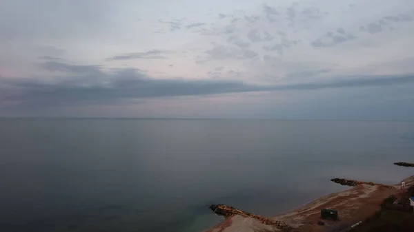 空の空中ビューと自然の背景のための曇りの日に水平線に南の海の滑らかな表面 — ストック写真