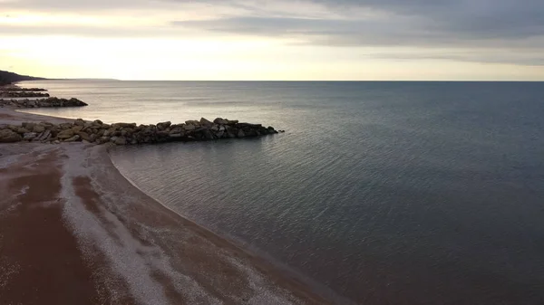 Вид Воздуха Побережье Пляжем Водной Поверхностью Горизонт Оранжевыми Рефлексами Заката — стоковое фото