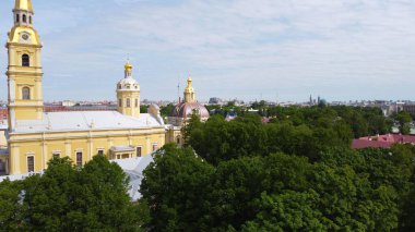 St. Petersburg, Rusya - 3 Haziran 2021. Peter ve Paul Katedrali ve Anıtmezarının Kubbeleri 'nin Havadan Görünümü