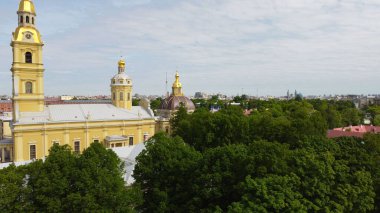 St. Petersburg, Rusya - 3 Haziran 2021. Peter ve Paul Katedrali ve Anıtmezarının Kubbeleri 'nin Havadan Görünümü