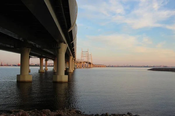 Kablolu Köprü Manzarası Otoban Gün Batımında Suyun Üzerinde Destekliyor — Stok fotoğraf