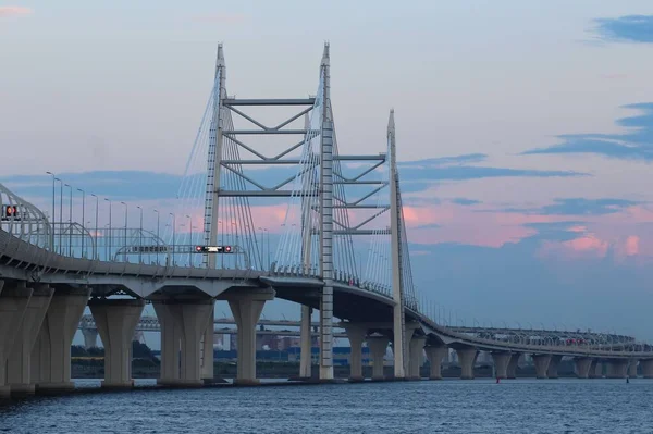 Zbliżenie Mostu Kablowego Autostrady Nad Zatoką Wieczornego Nieba Czerwonym Refleksem — Zdjęcie stockowe