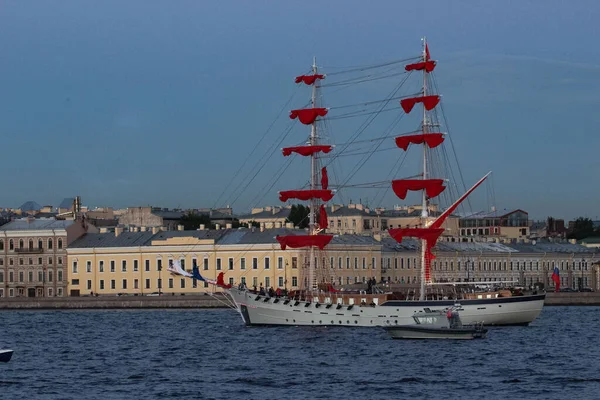 Petersburg Russia June 2021 Sailing Ship Scarlet Sails Midst Neva — Stock Photo, Image