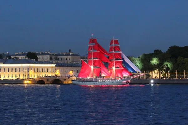 Petersburg Russia June 2021 Sailing Ship Scarlet Sails Midst Neva — Stock Photo, Image