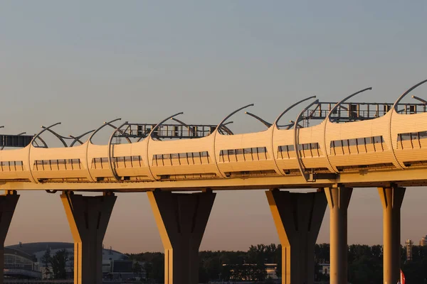 Frammento Autobahn Con Riflesso Rosso Sugli Elementi Strutturali — Foto Stock