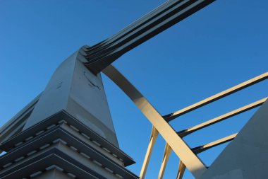 Köprü güvertesinden kablo destekli köprünün yay şekilli sütununun görüntüsü