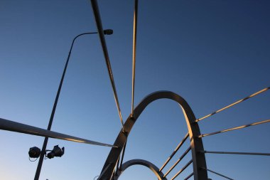 Kablolu köprü ve sokak lambasının iki sütunu, kabloların yakın çekim görüntüsü