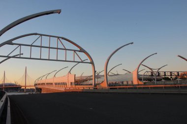 Otoyol kesişme sisteminin görüntüsü, günbatımında aydınlatma sistemi