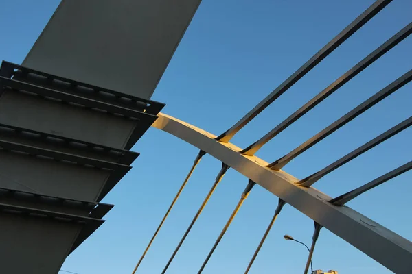 Blick Auf Den Bogenförmigen Pylon Der Schrägseilbrücke Vom Brückendeck — Stockfoto