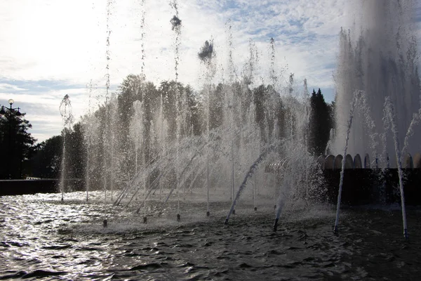 Сплески Струмені Фонтану Міському Парку Контрсвітло — стокове фото