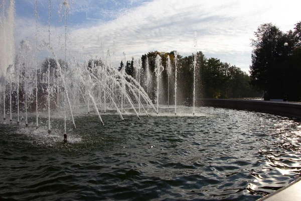 Vattenstrålar Fontän Parken — Stockfoto