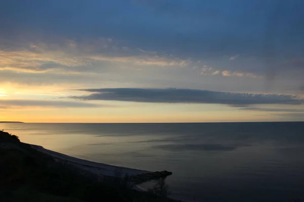 高い海岸から海と空への夕日の反射 — ストック写真