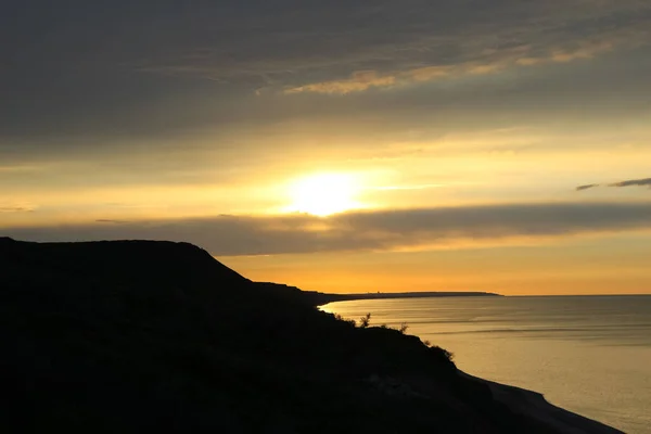 Näkymä Korkea Ranta Taivas Keltainen Punainen Raidat Laskevan Auringon Meri — kuvapankkivalokuva
