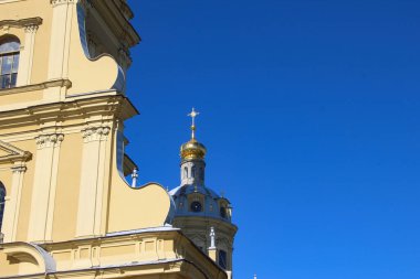 St. Petersburg, Rusya - 17 Temmuz 2020. Kubbenin bir görüntüsü ve Peter ve Paul Katedrali 'nin bir parçası (mimari element 