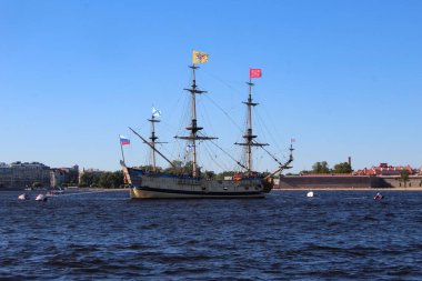 St. Petersburg, Rusya - 17 Temmuz 2020. Donanma Günü 'nde Poltava savaş gemisinin manzarası. Yakın plan.