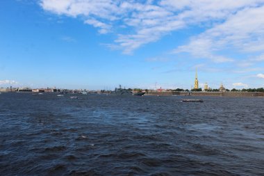 St. Petersburg, Rusya - 17 Temmuz 2020. Neva Riverbed 'deki bir savaş gemisinin manzarası ve Saraydan Donanma Günü' nde Peter ve Paul Kalesi