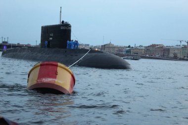 St. Petersburg, Rusya - 26 Temmuz 2015. Deniz Kuvvetleri Günü 'nde Neva Nehri yatağında bir denizaltının yakın plan çekimi.
